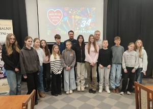 policjant z wolontariuszami