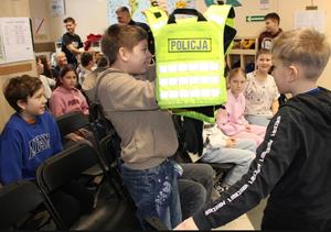 policjanci z dziećmi