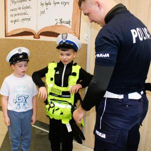 policjanci z dziećmi