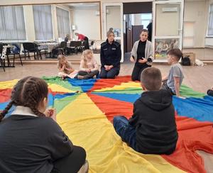 Policjantka z dziećmi