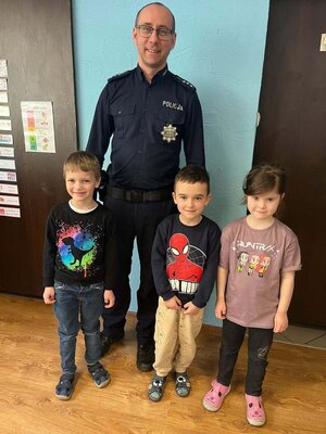 policjanci w przedszkolu