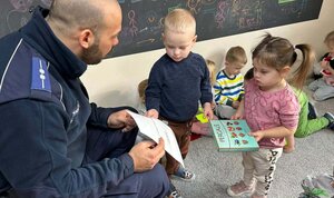policjanci w przedszkolu