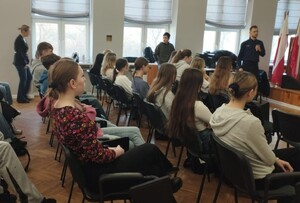 Policjant w szkole rozmawia z uczniami