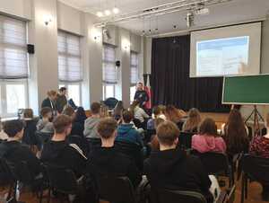 Policjant w szkole rozmawia z uczniami