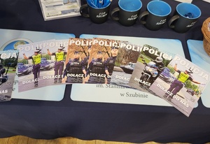 Policjanci na targach szkół