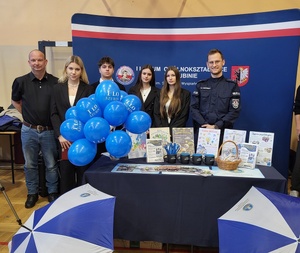 Policjanci na targach szkół