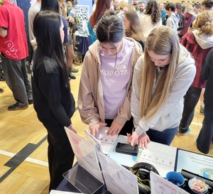 Policjanci na targach szkół