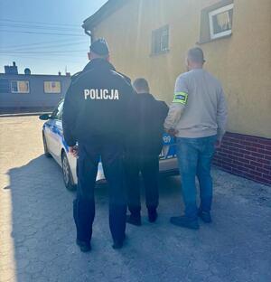 pieski oraz policjanci z zatrzymanymi mężczyznami