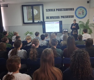 policjanci z młodzieżą