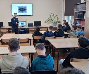 policjanci z młodzieżą