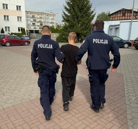 policjanci z zatrzymanym