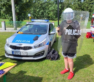 policjanci na festynie w laskownicy