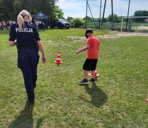 policjanci na festynie w laskownicy