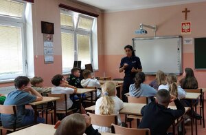 policjanci z dziećmi i młodzieżą