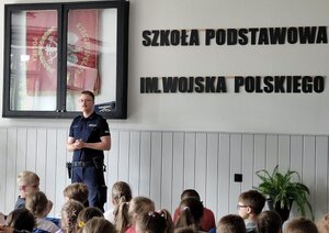 policjanci z dziećmi i młodzieżą