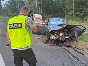 policjanci na miejscu wypadku