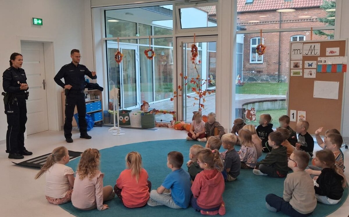 Policjanci z Nakła odwiedzili przedszkolaków w Sadkach